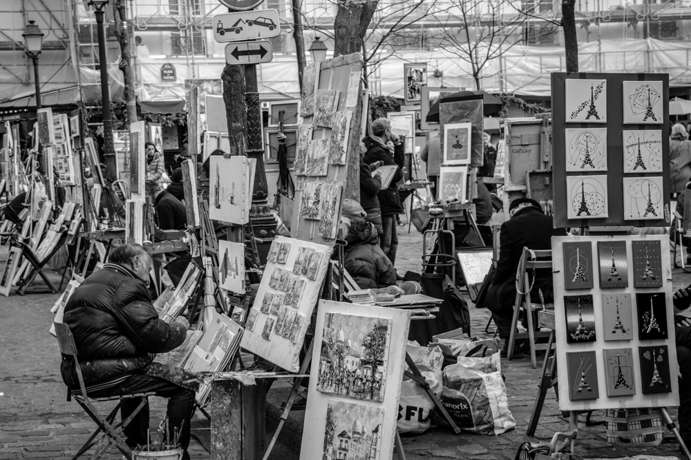 Auf dem Platz du Tertre in Montmartre sitzen zahlreiche Künstler.
