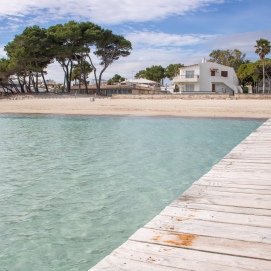 Der Playa de Muro auf Mallorca lädt im Januar und Februar zu ausgedehnten Spaziergängen ein.