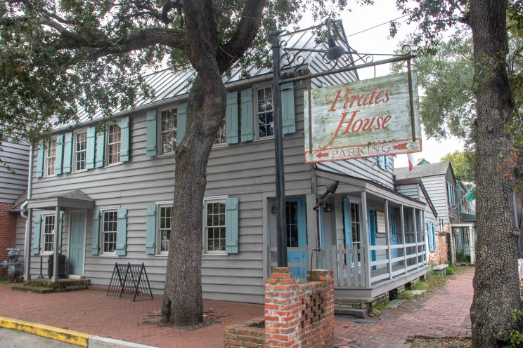 Wir aßen im Pirate's House, dem ältesten Gebäude in Savannah.